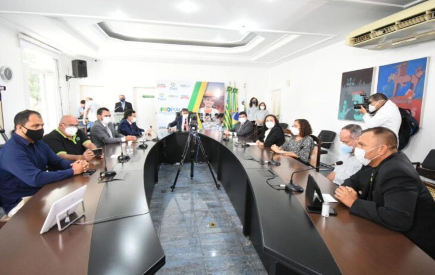 Wellington Dias assina Termos de Fomento com entidades Terapêuticas