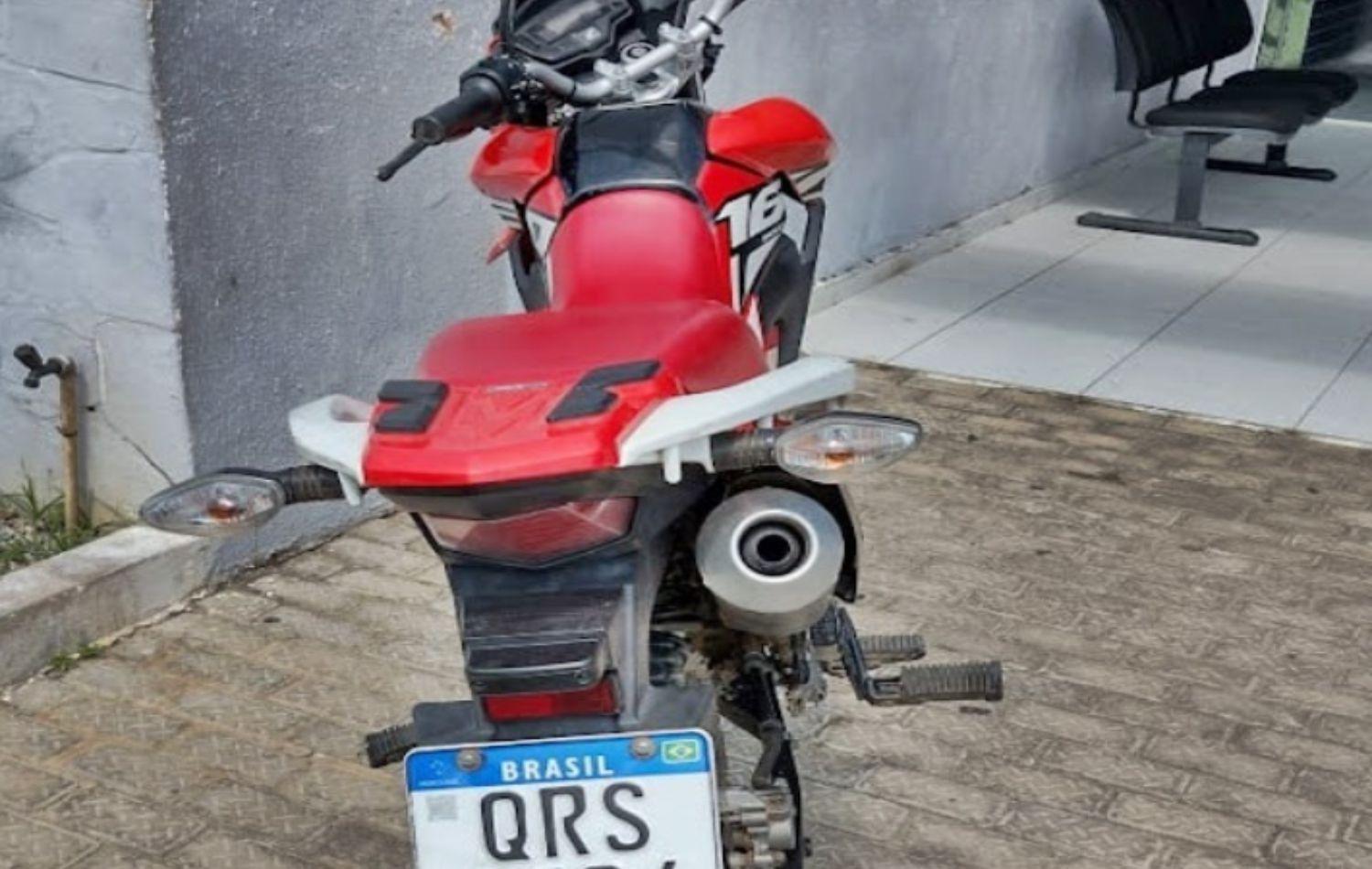 Jovem é preso com arma e munições após cair de moto durante tentativa de fuga no Piauí