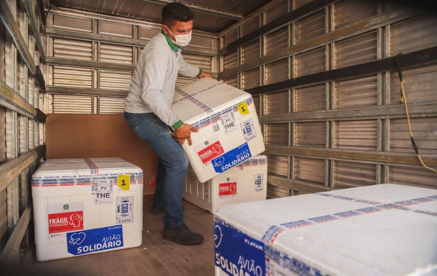 Mais de 356 mil vacinas são distribuídas nesta terça-feira (26/10) para os municípios