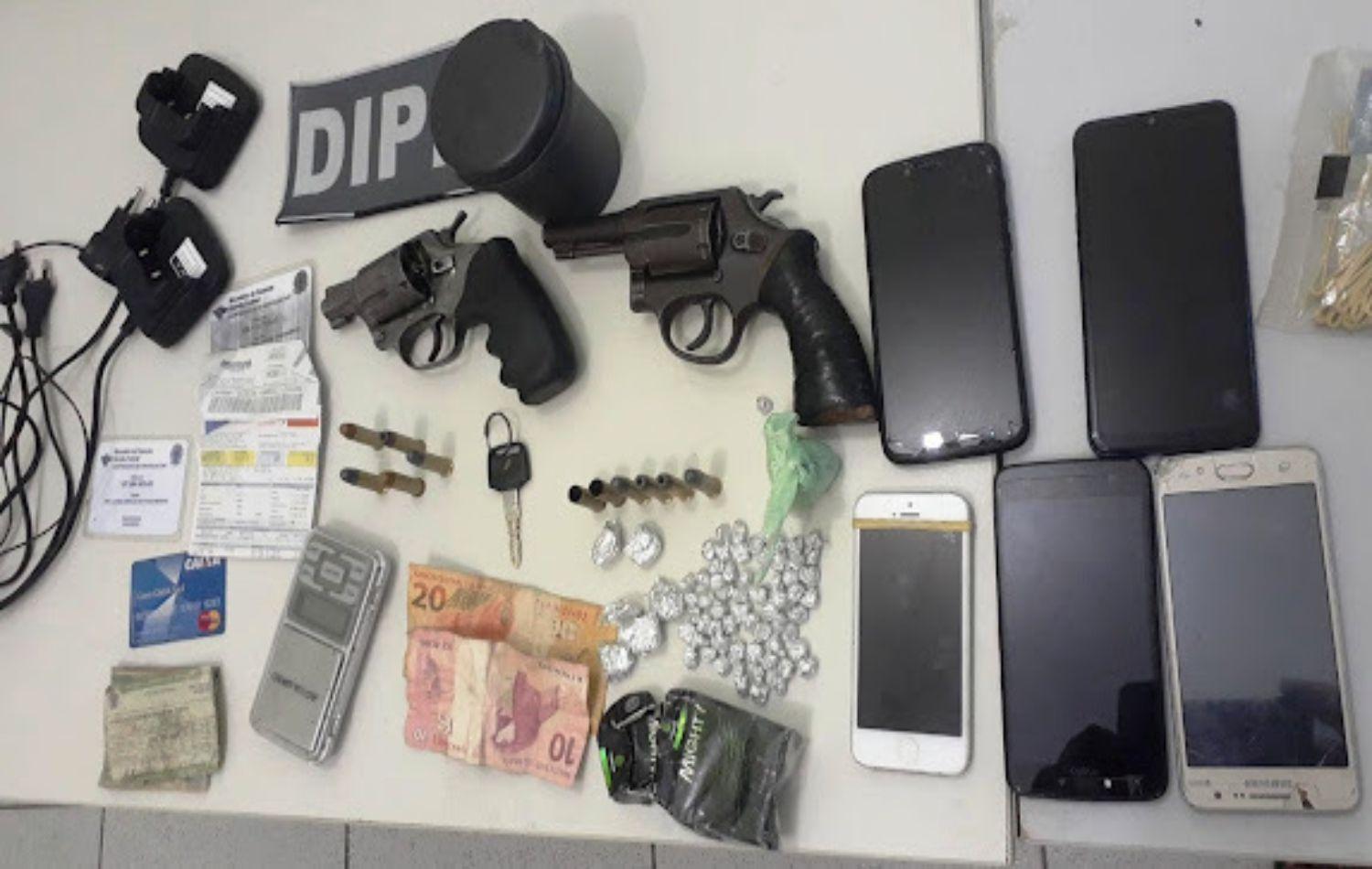 Policia Militar recupera moto tomada de assalto e apreende dois revólveres e drogas