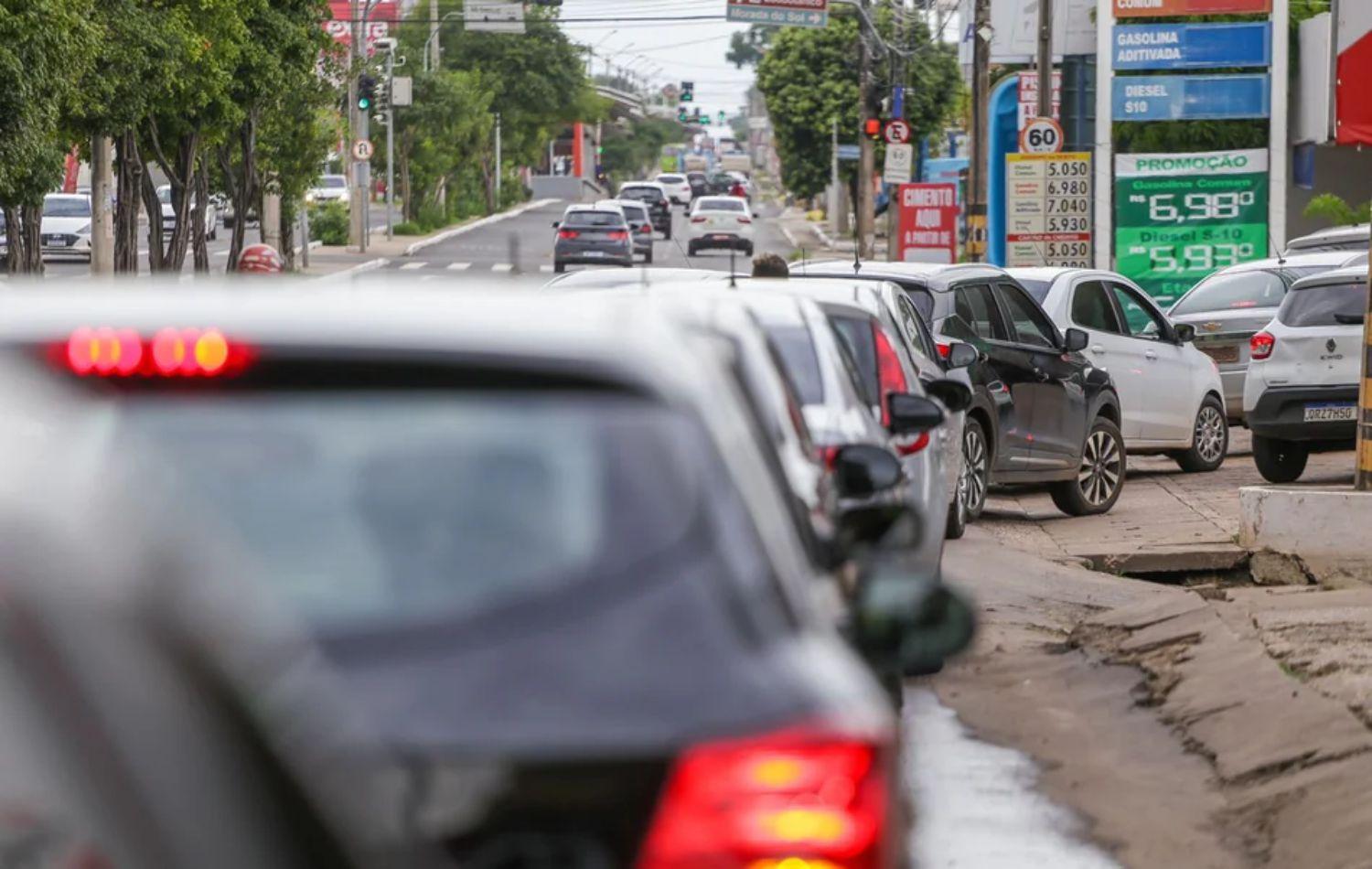 Motoristas fazem filas para garantir gasolina sem aumento em Teresina