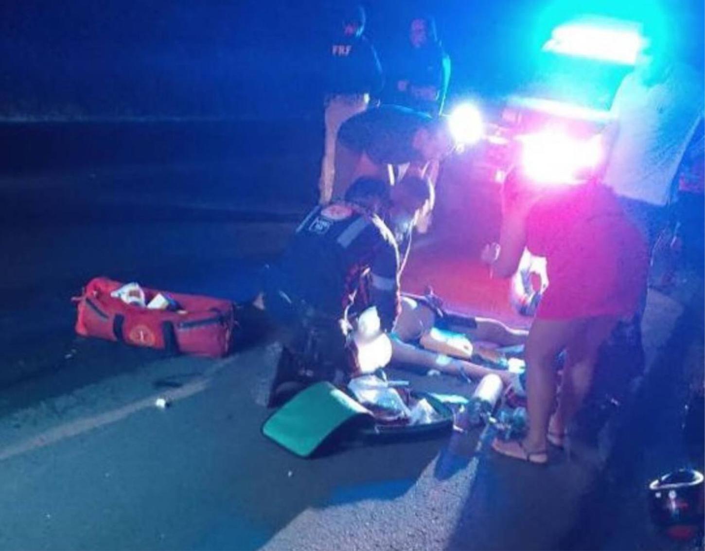 Grave acidente entre carro, moto e pedestre mata duas pessoas na BR-343 em Altos